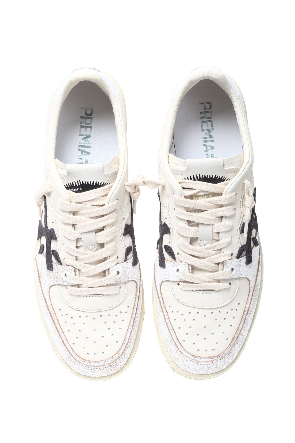 shop PREMIATA Saldi Scarpa: Premiata sneaker "Bskt Clay 6775".
Suola in gomma con profilo a cassetta.
Altezza Suola 2,5 cm.
Fusbet Interno 28,3 cm.
Composizione: suola: 80% gomma, 20% EVA; tomaia: 70% pelle di agnello, 25% pelle di vitello, 5% PU; fodera: 100% pelle di capra.
Made in Vietnam.. BSKTCLAY 6775-6775 number 6618391